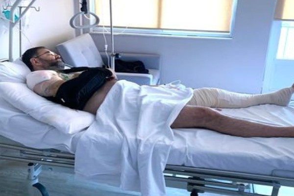 Στο νοσοκομείο ο Σταύρος Μπαλάσκας! Η σοκαριστική φωτογραφία με το μπαταρισμένο αριστερό πόδι και δεξί χέρι