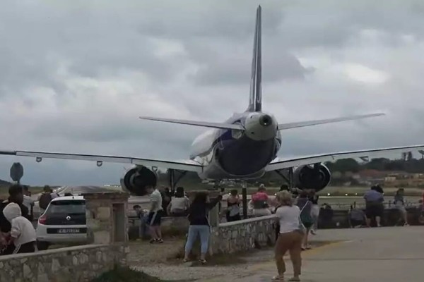 Τρόμος ξανά στο αεροδρόμιο της Σκιάθου: Αεροπλάνο απογειώνεται και σηκώνει τουρίστες στον αέρα! (video)