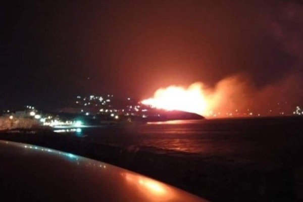 Φωτιά στην Κάρυστο: Τεράστια η μάχη με τις αναζωπυρώσεις – Απανωτά μηνύματα από 112 – Ποιες περιοχές εκκενώνονται