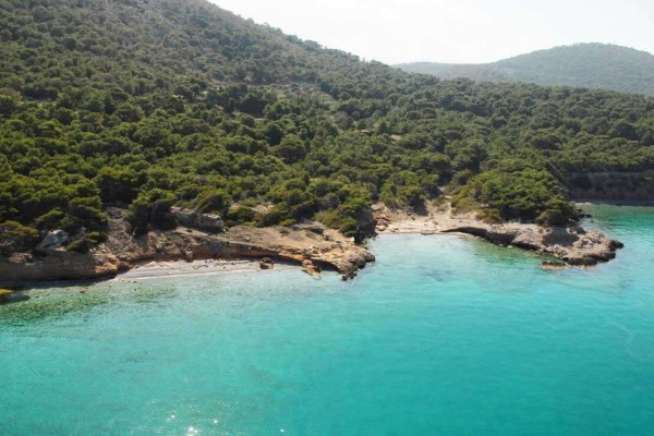Ένας παράδεισος απέχει μία «ανάσα» από την Αθήνα: Οι παραλίες «διαμάντια» και το εισιτήριο που κοστίζει μόλις 10 ευρώ (Video)