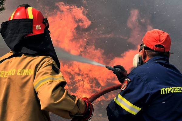 «Καλό κουράγιο παλικάρια μου» - Ανατριχιάζει βίντεο με δασοπυροσβέστες που δίνουν «μάχη» με τις φλόγες στον Κουβαρά (video)