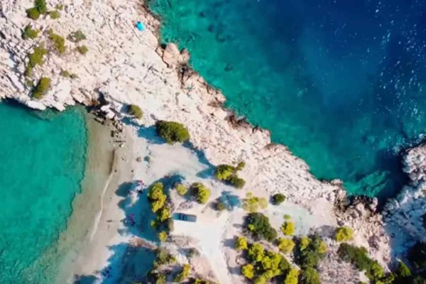 Ετοιμάστε εκδρομή: Η πανέμορφη παραλία στο πιο «παρεξηγημένο» νησί της Ελλάδας