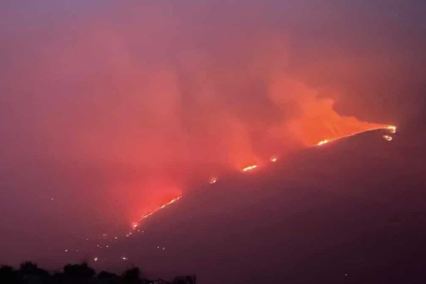 Φωτιά στην Κάρυστo: Αγνοείται κάτοικος του Πλατανιστού – Κάηκαν τα πρώτα σπίτια