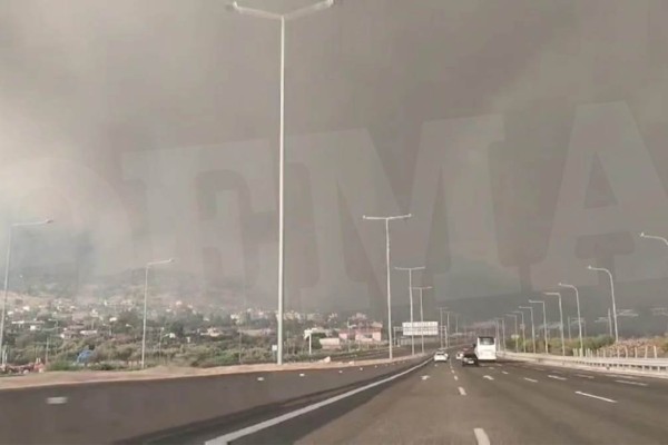 Βίντεο - σοκ από τη φωτιά στη Μάνδρα: Μαύροι καπνοί και αποπνικτική ατμόσφαιρα - Ανακαλούνται όλες οι άδειες στην Πυροσβεστική