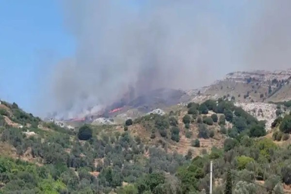 Φωτιά στην Κεραμωτή Νάξου: Μεγάλη κινητοποίηση της Πυροσβεστικής - Φτάνουν οχήματα από Σύρο και πεζοπόρο από Αττική (video)