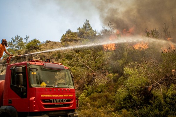 «Συναγερμός» στην Αιτωλοακαρνανία: Φωτιά σε δασική έκταση - Επιχειρούν επίγειες και εναέριες δυνάμεις