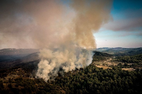 «Θρίλερ» στη Μάνδρα: Σημαντική αναζοπύρωση στο Καραούλι - Άμεση κινητοποίηση των πυροσβεστικών δυνάμεων (photo)