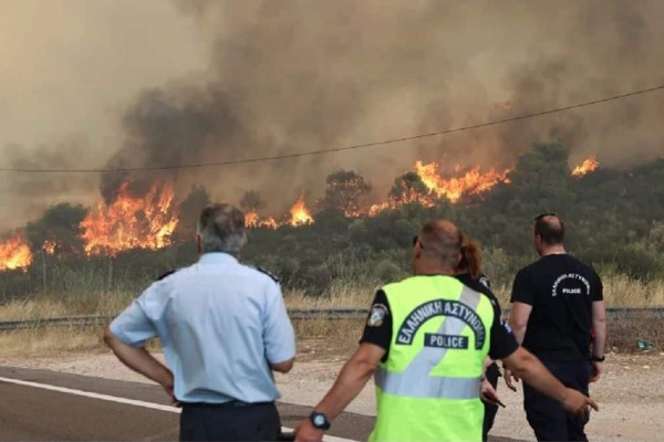 Εξαπλώνεται η φωτιά στην Κέρκυρα: Το 112 ζητά την απομάκρυνση των πολιτών - «Εκκενώστε τώρα» (photo)