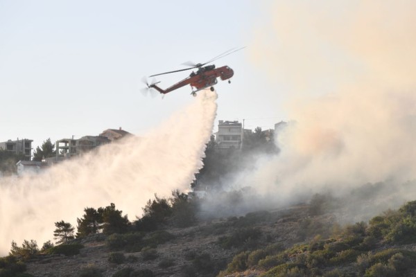 Πυρκαγιά καίει δασική έκταση δίπλα σε σπίτια στο Λουτράκι - Επιχειρούν επίγειες και εναέριες δυνάμεις