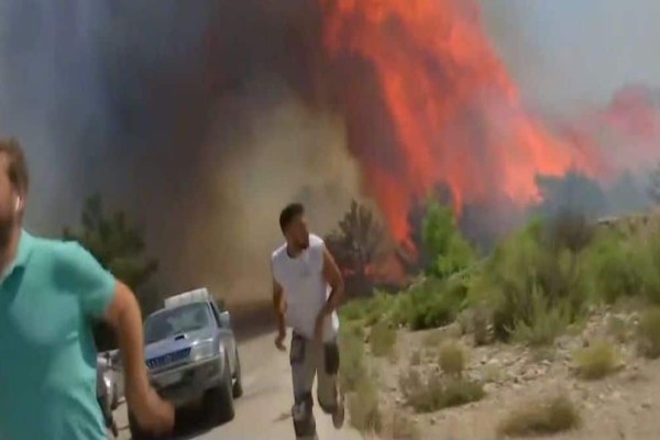 Πανικός στη Ρόδο: Η στιγμή που δημοσιογράφος και εθελοντές τρέχουν για να μην τυλιχτούν στις φλόγες! (video)