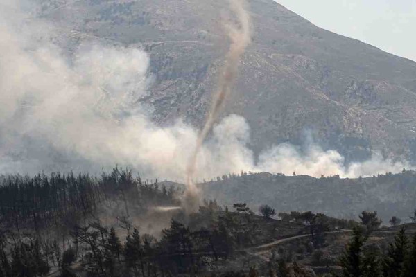Φωτιά στη Ρόδο: Εκκένωση σε 4 χωριά ζήτησε το 112 - Ξεφεύγει το μέτωπο (video)