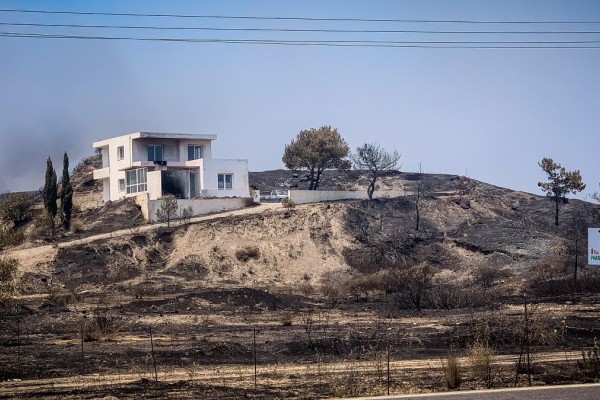 Τα πρώτα ευχάριστα από την φωτιά στη Ρόδο: Αίρεται ο κίνδυνος για τρεις οικισμούς - Επιστρέφουν σπίτια τους οι κάτοικοι