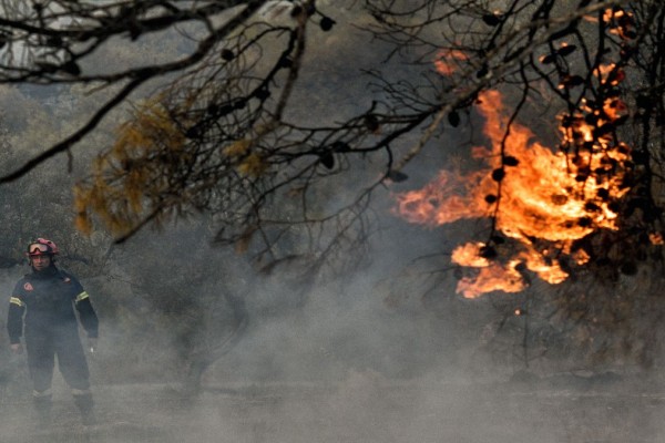 Μεγάλη φωτιά κατακαίει σε δασική έκταση στο Λουτράκι – Στο σημείο ισχυρές δυνάμεις της Πυροσβεστικής