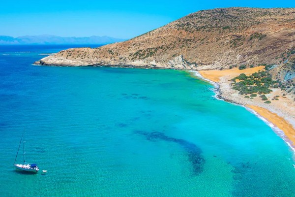 Θα σε «ξελογιάσει» με το που πατήσεις το πόδι: Το πανέμορφο ελληνικό νησί με τα σμαραγδένια νερά και τον μύθο του Οδυσσέα 
