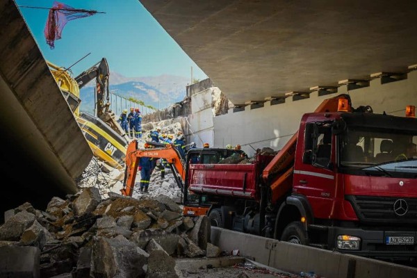 Τραγωδία στην Πάτρα: Τέσσερις συλλήψεις για την κατάρρευση της γέφυρας - Ψάχνουν ακόμη για ανθρώπους στα χαλάσματα