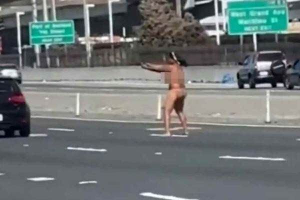 Σοκαριστικό βίντεο: Γυναίκα βγήκε γυμνή από το αυτοκίνητό της και άρχισε να πυροβολεί