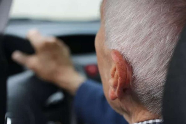 Βόλος: 89χρονος οδηγούσε «τύφλα» στο μεθύσι και πήρε σβάρνα σταθμευμένα οχήματα