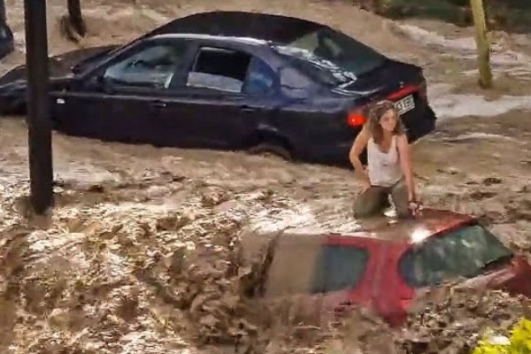 Βιβλική καταστροφή στην Ισπανία: Γυναίκα σκαρφάλωσε σε οροφή αυτοκινήτου για να σωθεί από τις πλημμύρες (video)