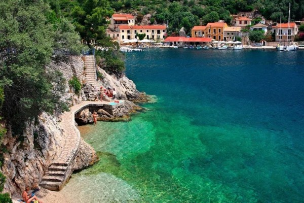 Παραλίες με πράσινο: 3 ελληνικά νησιά για βουτιές σε καταγάλανα νερά μέσα στη φύση!