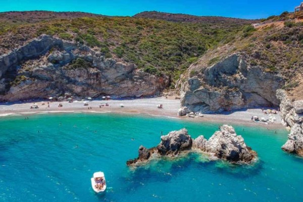 Ονειρική βοτσαλωτή ακτή: Η μαγευτική παραλία με τα 162 σκαλοπάτια που χωρίζεται σε τρία μέρη