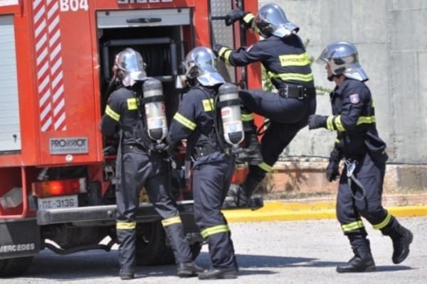 «Συναγερμός» στην Κάρπαθο: Πήρε φωτιά αποθήκη πυρομαχικών στο στρατόπεδο - Έβγαιναν καπνοί