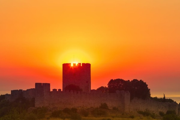 Η φωτογραφία της ημέρας: Ανατολή ηλίου στο κάστρο του Πλαταμώνα