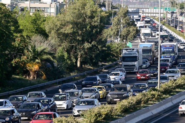 «Πυρετός» στον Κηφισό: Ουρές τα αυτοκίνητα λόγω ακινητοποιημένου οχήματος