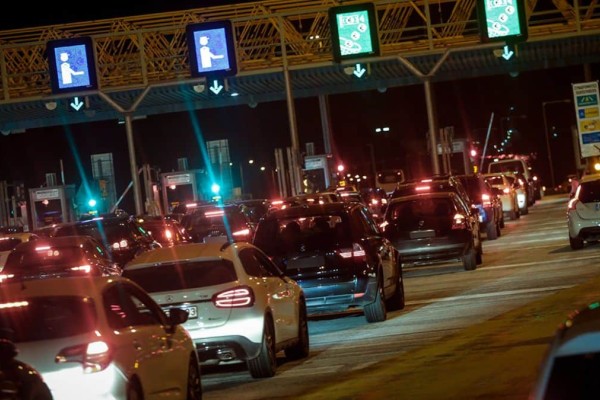 Απίστευτο μποτιλιάρισμα στην είσοδο της Αττικής Οδού στο Μαρκόπουλο - Καθυστερήσεις μιας ώρας