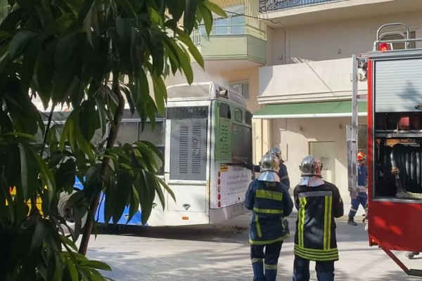 Χαμός στη Θεσσαλονίκη: Λαμπάδιασε εν κινήσει λεωφορείο του ΟΑΣΘ - Κινητοποίηση της Πυροσβεστικής (video)