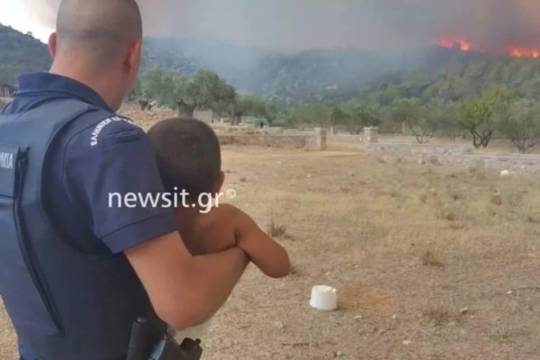 Σοκ στα Δερβενοχώρια: Αστυνομικός απομακρύνει μωρό από τις φλόγες στη Μάνδρα