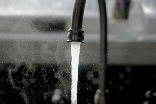 Νερό δηλητήριο στις ΗΠΑ: Οι μισοί Αμερικανοί πίνουν... χημικά!