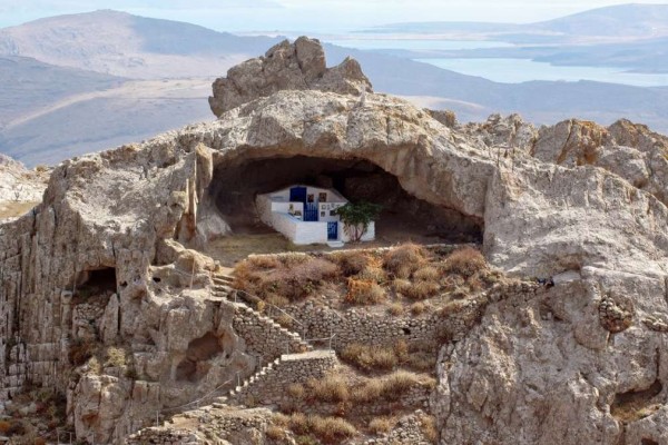 Μαγευτικό και απόκρημνο: Το μοναδικό εκκλησάκι στην Ελλάδα που είναι χωρίς σκεπή