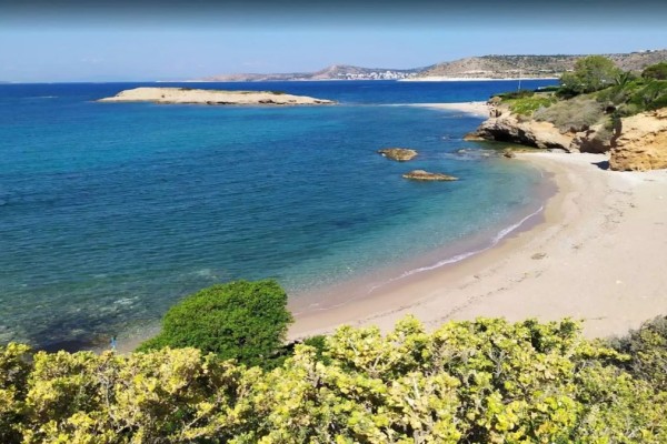 «Θησαυρός» 40 λετπά από την Αθήνα: Η παραλία «όαση» με τα κρυστάλλινα νερά που θα σε μαγέψει από το πρώτο λεπτό