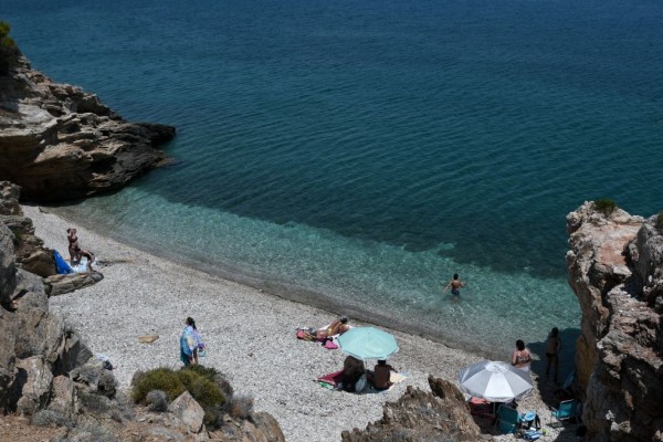 Θυμίζουν νησί: Οι 3 κρυμμένες παραλίες της Αττικής με λίγο κόσμο και καταγάλανα νερά