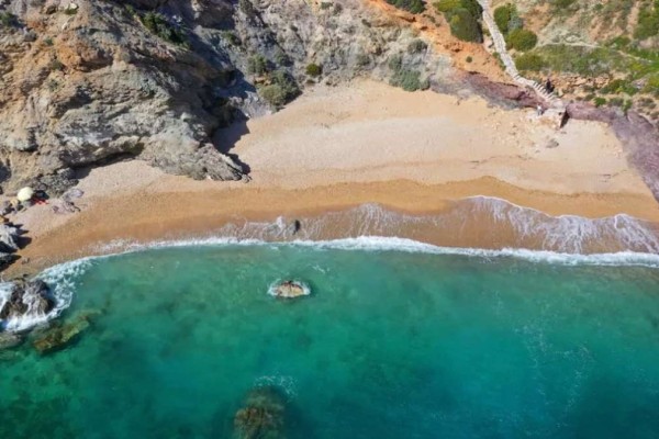 Για όσους ξέμειναν Αθήνα: Οι 3 παραλίες «όνειρο» της Αττικής με καταγάλανα νερά