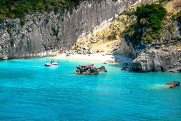 Πανέμορφα και εξωτικά νερά: Η ελληνική παραλία με τις θεραπευτικές ιδιότητες που θυμίζει παράδεισο