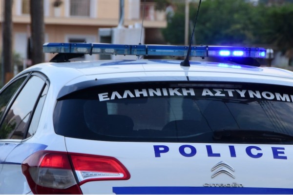 Φρίκη στην Πάτρα: Άνδρας μαχαίρωσε την 25χρονη σύντροφό του στη μέση του δρόμου! Σε σοβαρή κατάσταση η κοπέλα - Ανθρωποκυνηγητό για τον εντοπισμό του δράστη