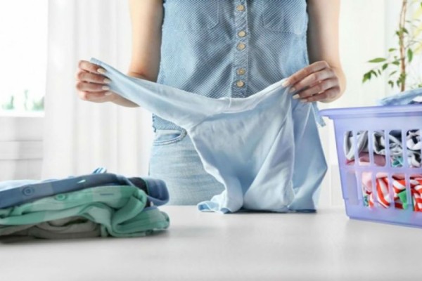 6+1 «άπιαστα» μυστικά για να βγαίνουν τα ρούχα από το πλυντήριο σαν σιδερωμένα