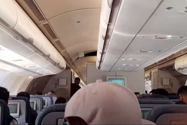Ο φόβος και ο τρόμος σε πτήση: Επιβάτες σε αεροπλάνο πετάγονται στον αέρα από ξαφνικές αναταράξεις (video)
