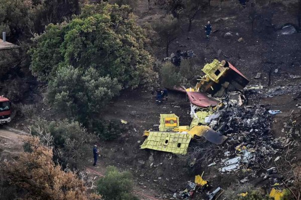 Θρήνος για τους δύο πιλότους του Canadair - Πώς έγινε η τραγωδία με τη συντριβή στην Κάρυστο