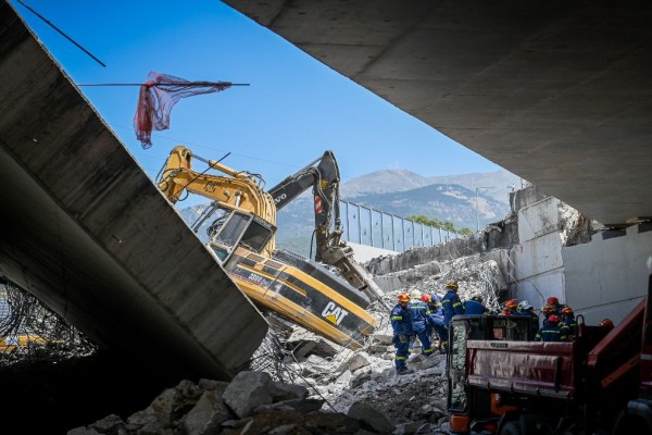 Νέο βίντεο ντοκουμέντο από την πτώση της γέφυρας στην Πάτρα: Σπαρακτικές μαρτυρίες διασωστών της ΕΜΑΚ - «450 τόνοι οι πλάκες που έπεσαν»