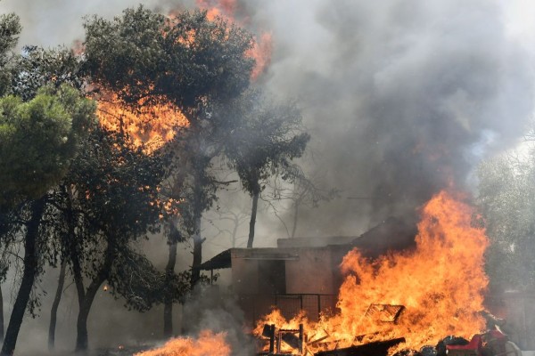 Πυρκαγιές: Αναζοπυρώσεις στο Λουτράκι - Διάσπαρτα «καντηλάκια» καίνε τη Σαρωνίδα (videos)