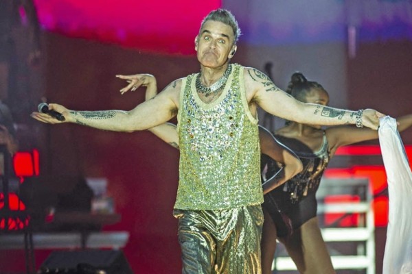 Χαμός με τον Robbie Williams: Αποκάλεσε «κλέφτες» τους Έλληνες στο Rockwave Festival