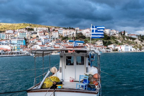 Ευλογημένος τόπος: Αυτό είναι το ελληνικό νησί που προσφέρει τα πάντα - Γεμάτο ιστορία με τιρκουάζ παραλίες και καλό κρασί