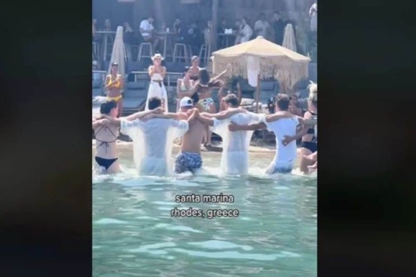 Ρόδος: Ξηλώνει τις πλωτές ξαπλώστρες το beach bar έως το τέλος του μήνα - Πώς αντιδρούν οι εργαζόμενοι (video)