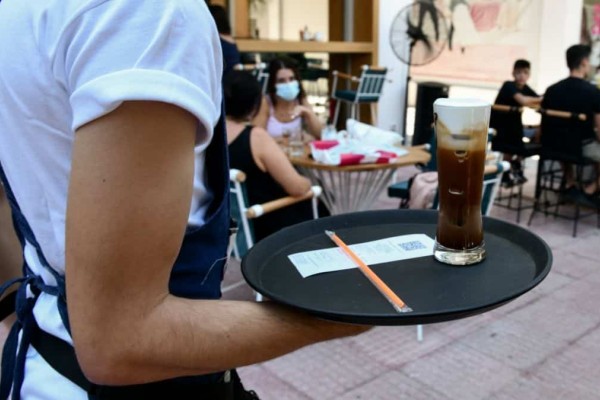 Καταγγελία για άγριο ξυλοδαρμό νεαρού σερβιτόρου στην Πάργα γιατί τόλμησε να ζητήσει τα δεδουλευμένα