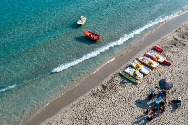 Από τις καλύτερες παραλίες της Ελλάδας: 4 ώρες από την Αθήνα με ψιλή άμμο και διάφανα νερά