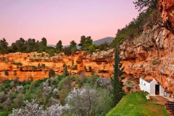 Αξέχαστη επίσκεψη: Το μικρό εκκλησάκι κρυμμένο σε σπηλιά - Το εντυπωσιακό φυσικό φαινόμενο