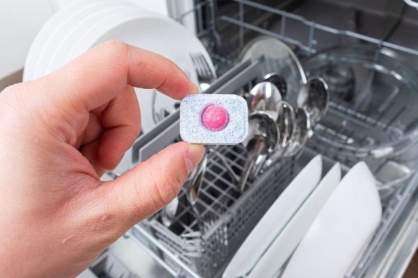 Θαυματουργή ταμπλέτα πλυντηρίου: Το κόλπο για να λάμψει ο φούρνος μικροκυμάτων σαν καινούργιος
