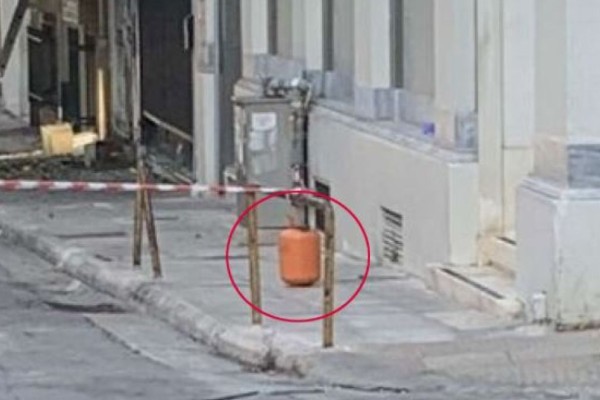 Στα χέρια των Αρχών βίντεο με τον δράστη που έβαλε τους εκρηκτικούς μηχανισμούς στην Τεκτονική Στοά στην Αχαρνών - «Θα ανατίναζε το τετράγωνο»